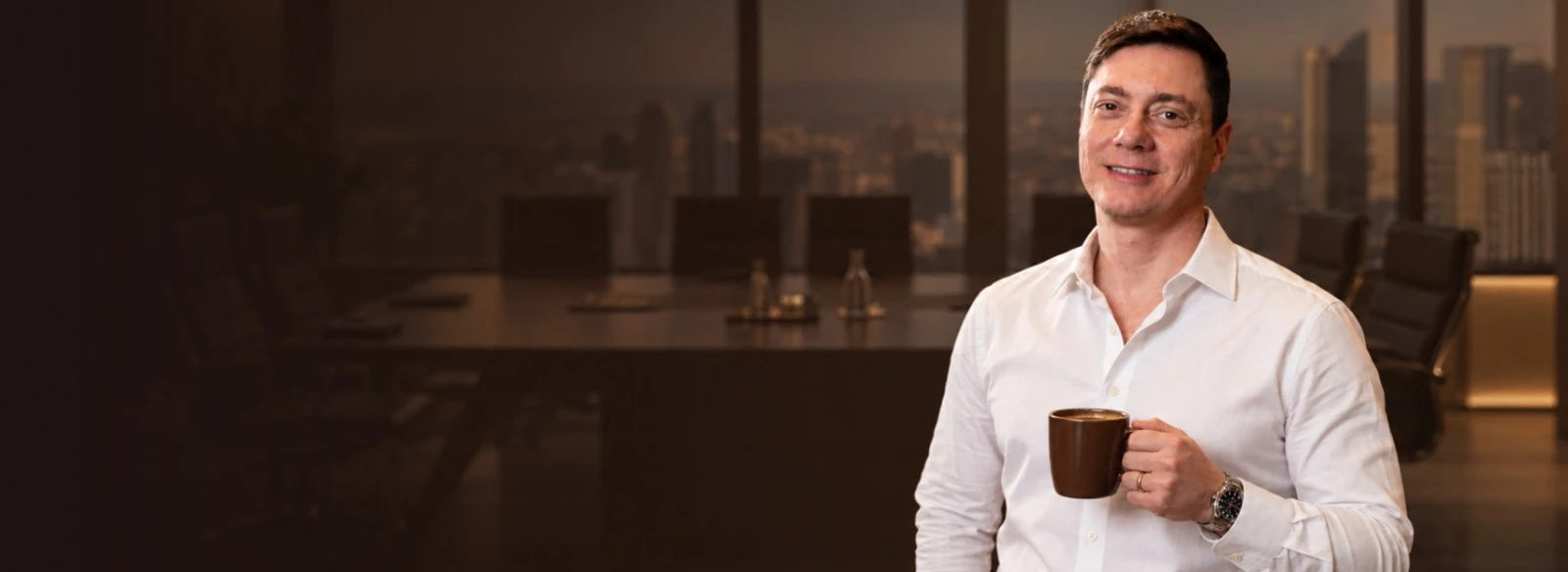 Renan Teiga com uma xícara de café no escritório da U·TRAX