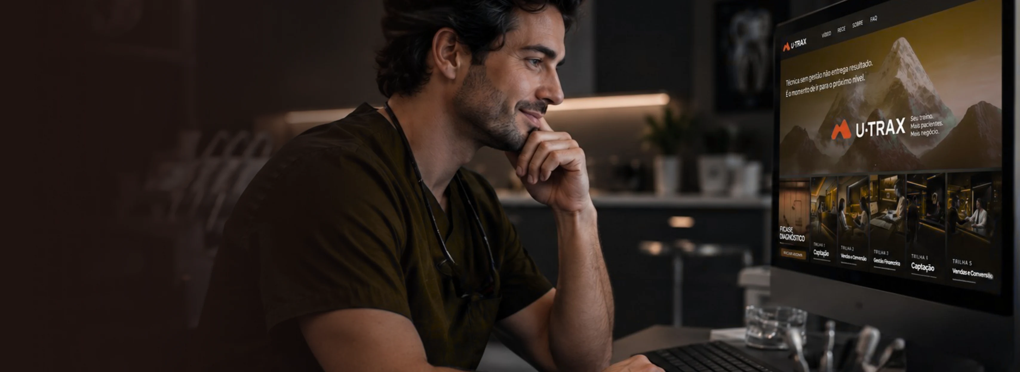 Dentista assistindo às aulas na plataforma U·TRAX