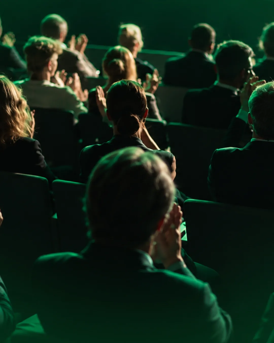 Plateia aplaudindo em um evento presencial